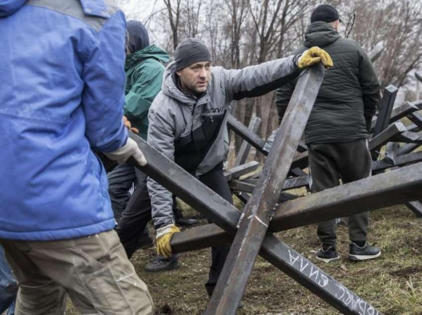 “Mirë se erdhët në ferr, rusë”, në qytetin e lindjes së Zelenskyt, bashkëqytetarët e tij gati të vdesin për presidentin e tyre