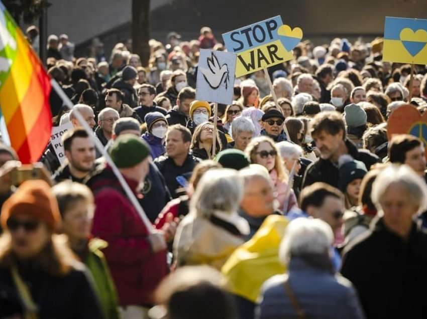 Mijëra protestues në Cyrih kundër luftës në Ukrainë