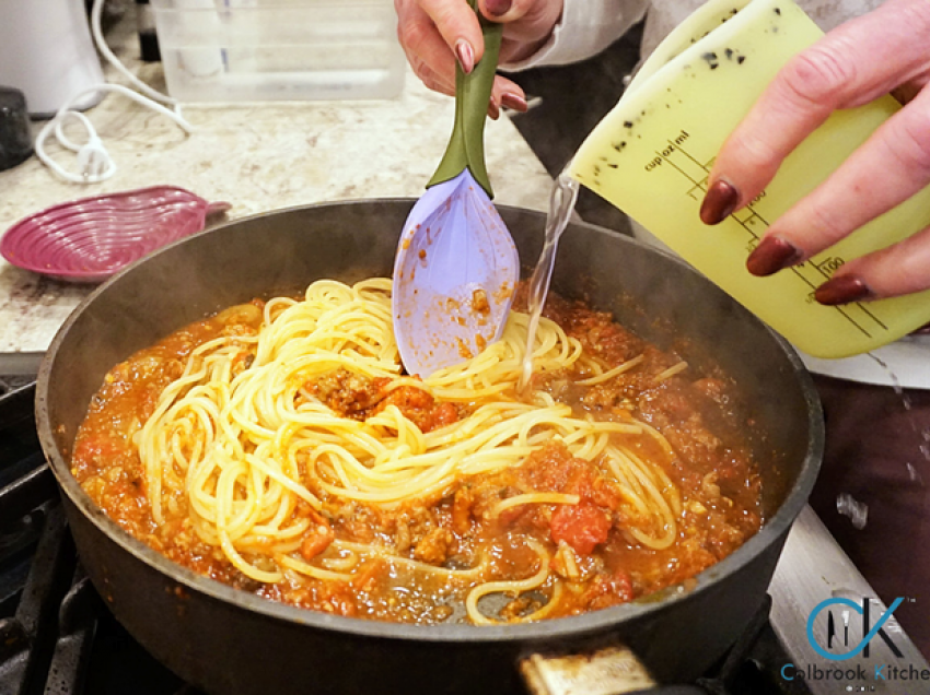 E diela e pastave, mësoni mrekullitë që mund të bëni me ujin e makaronave