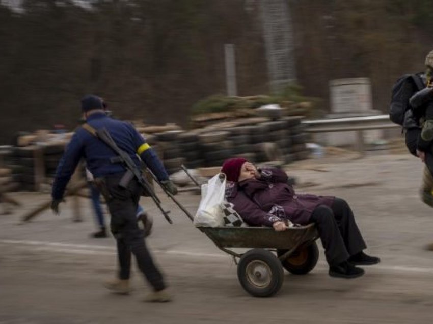 Forcat ruse bombardojnë bostbllokun e evakuimit të civilëve pranë Kyivit