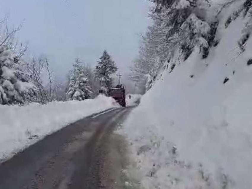 Deri në 1 metër borë në zonat e thella malore te juglindjes, moti i keq le pa energji shumë fshatra