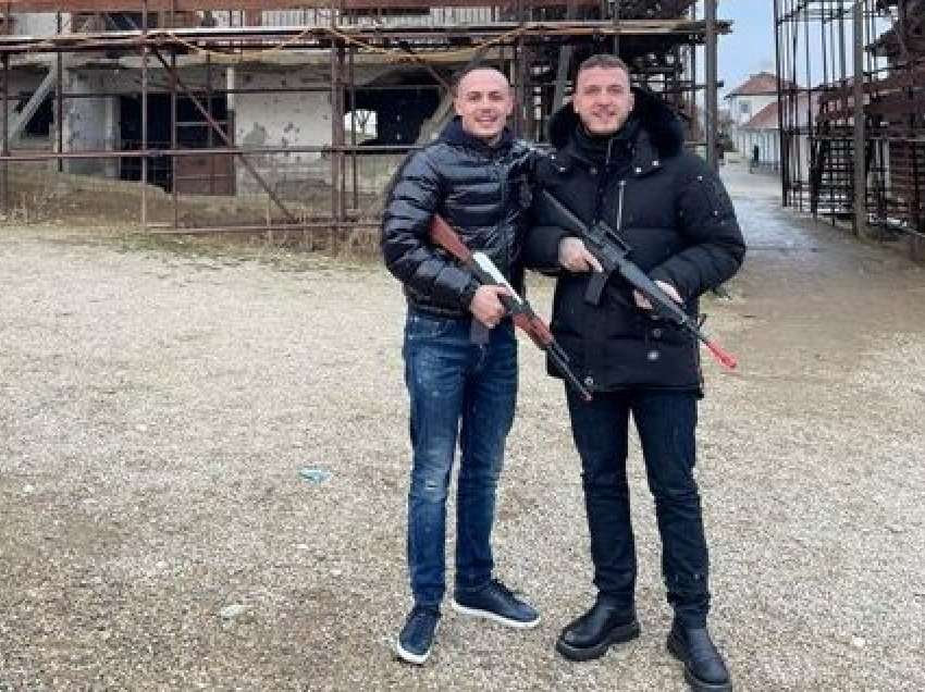 Me armë lodrash, Mozzik dhe Don Xhoni vizitojnë Kompleksin memorial “Adem Jashari”