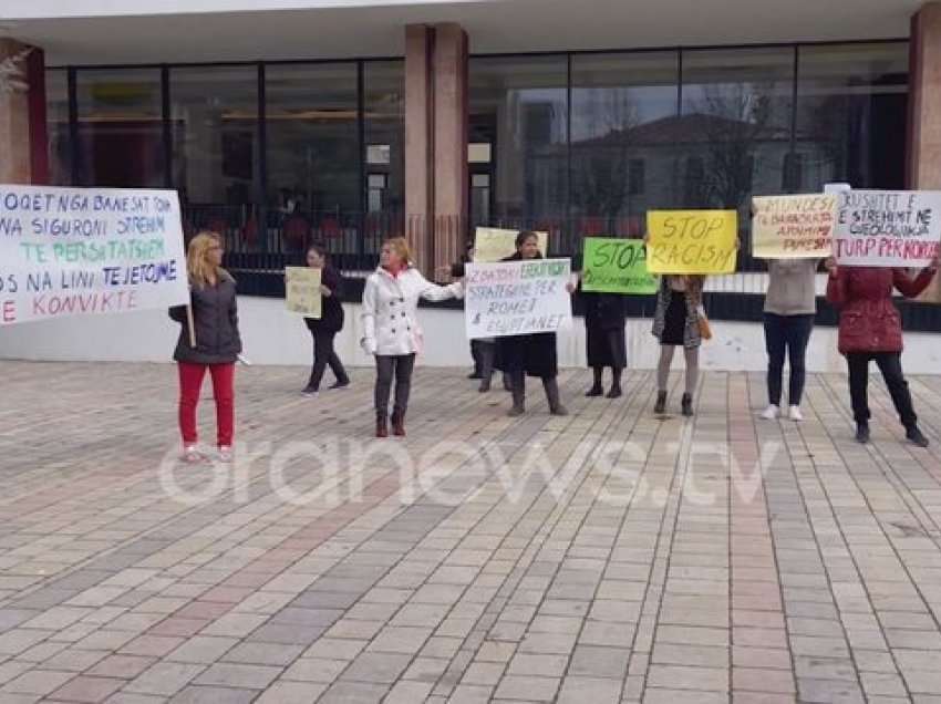 Kundër racizmit ndaj grave, në Korçë komuniteti rom dhe egjiptian protestojnë për drejtësi sociale