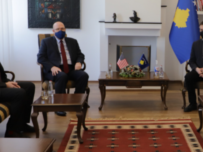 Ambasadori amerikan, Jeff Hovenier takohet me ministrin Çeku