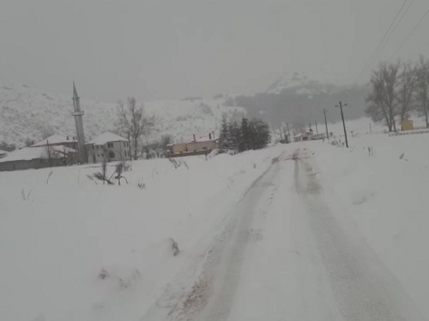 Reshje të dendura bore në zonat malore të vendit, akset ku kalohet me zinxhir