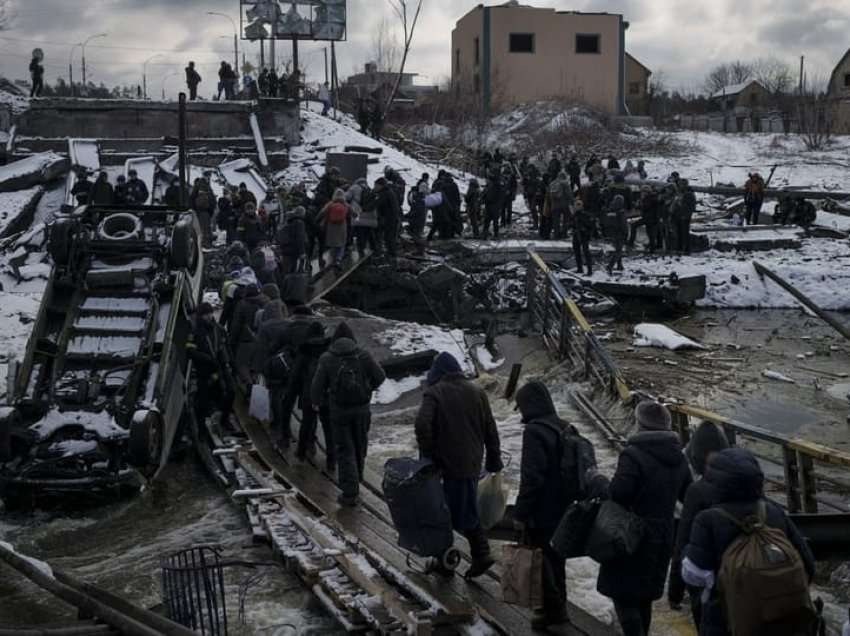 Autoritetet: 3000 njerëz janë evakuuar nga qyteti i sulmuar i Irpin