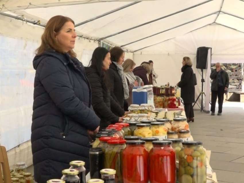 Hapet panairi në sheshin “Zahir Pajaziti”, ekspozohen produktet e bizneseve të udhëhequra nga gratë