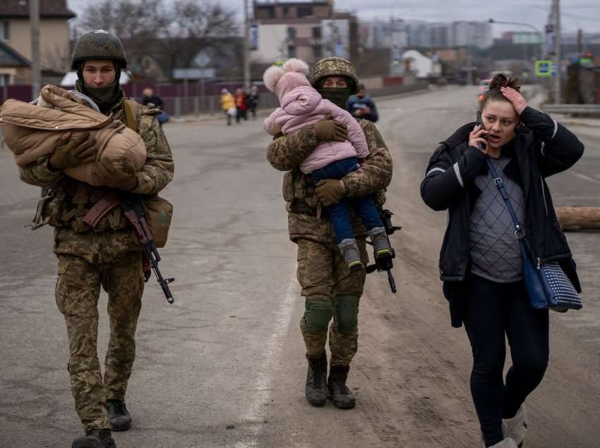 Mbretëria e Bashkuar thotë se disa ushtarë të saj mund të kenë shkuar në Ukrainë