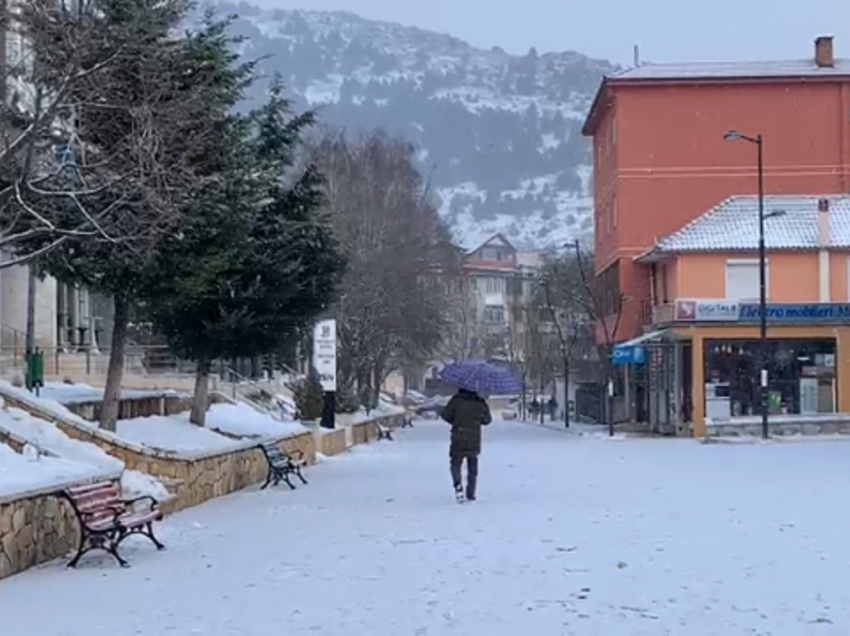 Bulqizë, rinisin reshje te lehta dëbore