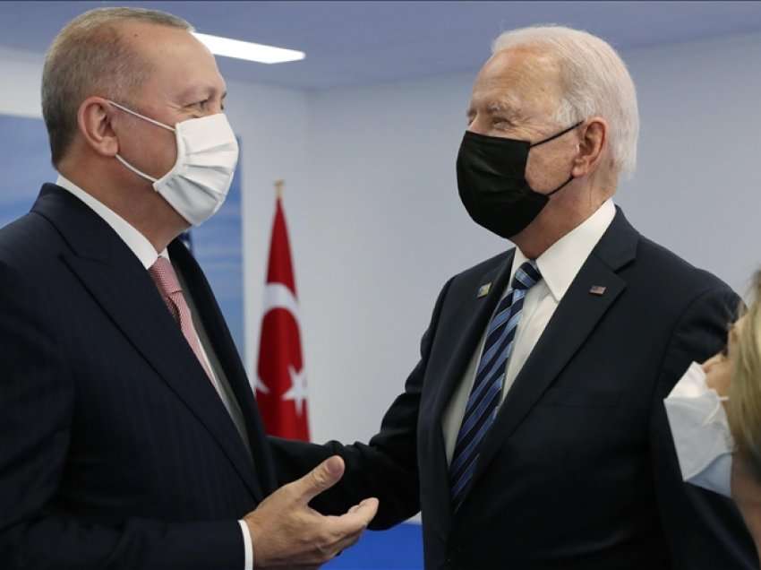 Biden dhe Erdogan diskutojnë për pushtimin rus të Ukrainës, detaje nga telefonata një orëshe