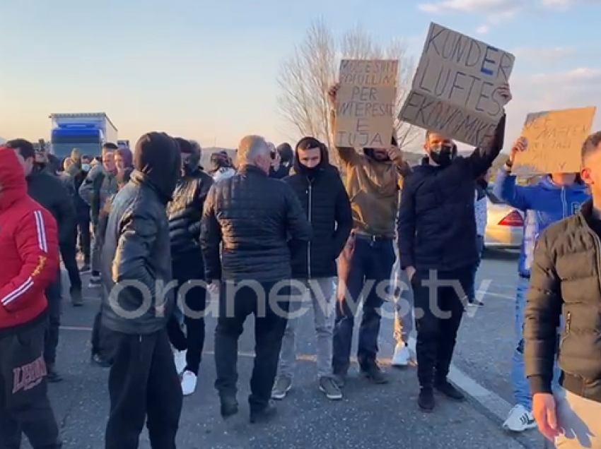 Nisin protestat edhe në qytete, Durrësi dhe Lezha bllokojnë rrugët e automjeteve