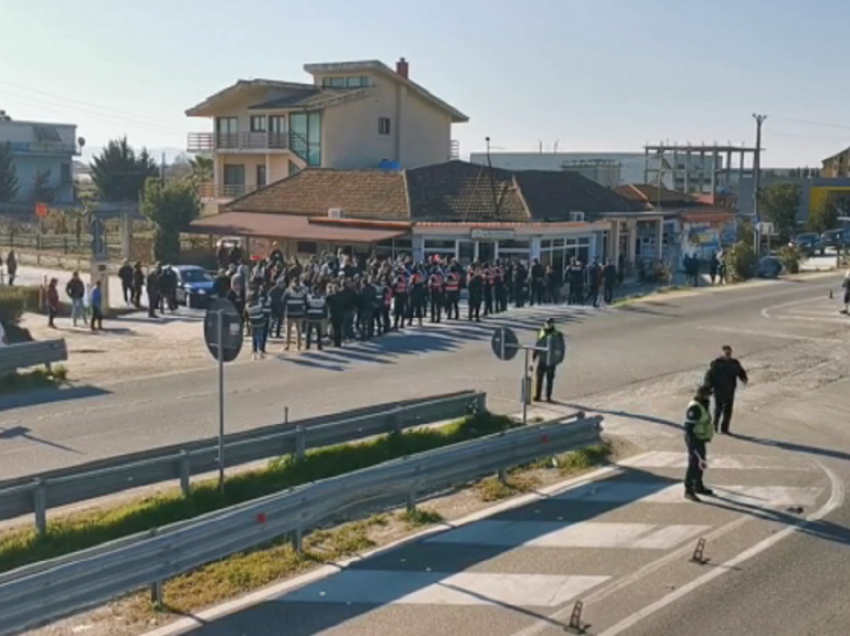 Protestë tjetër kundër rritjes së çmimeve/ Fermerët bllokojnë autostradën Lushnjë-Fier