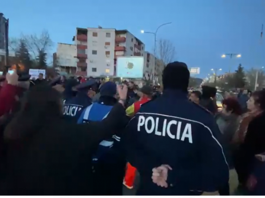 Rritja e çmimeve/ Qytetarët në disa qytete nuk ndalin protestat