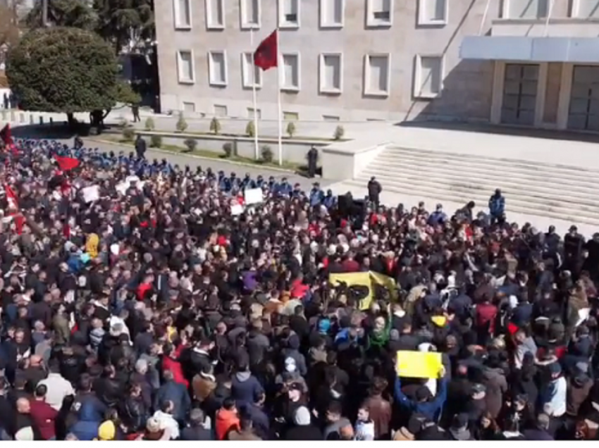 Protesta para Kryeministrisë, Meta: Lironi studentët, gratë dhe rininë tonë patriotike