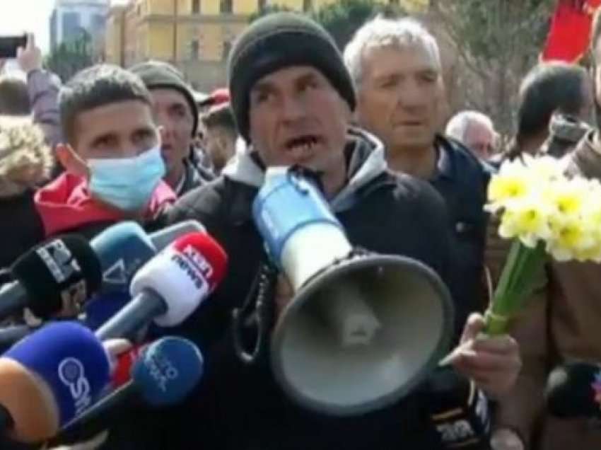 Proteston kundër rritjes së çmimeve, qytetari befason me vendimin e tij, ja çfarë po iu shpërndan sot policëve