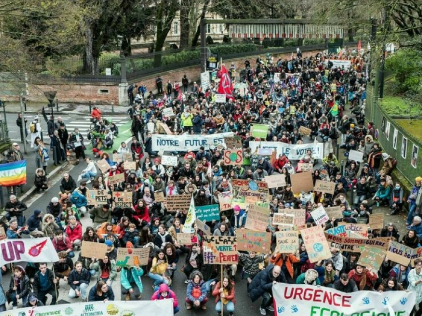 Dhjetëra mijëra marshuan në protesta ndaj krizës klimatike në të gjithë Francën