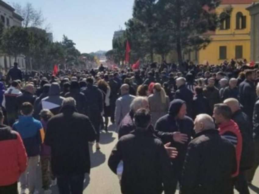 “Me Rolex në protestë/ Protestuesi thyen orën false live dhe iu drejtohet deputetëve: Po ju i thyeni dot orët tuaja?