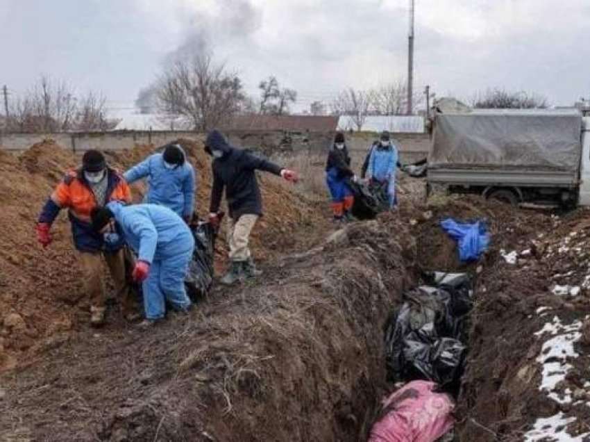 Qytetet e shkatërruara nga lufta në Ukrainë, kthehen në varreza masive