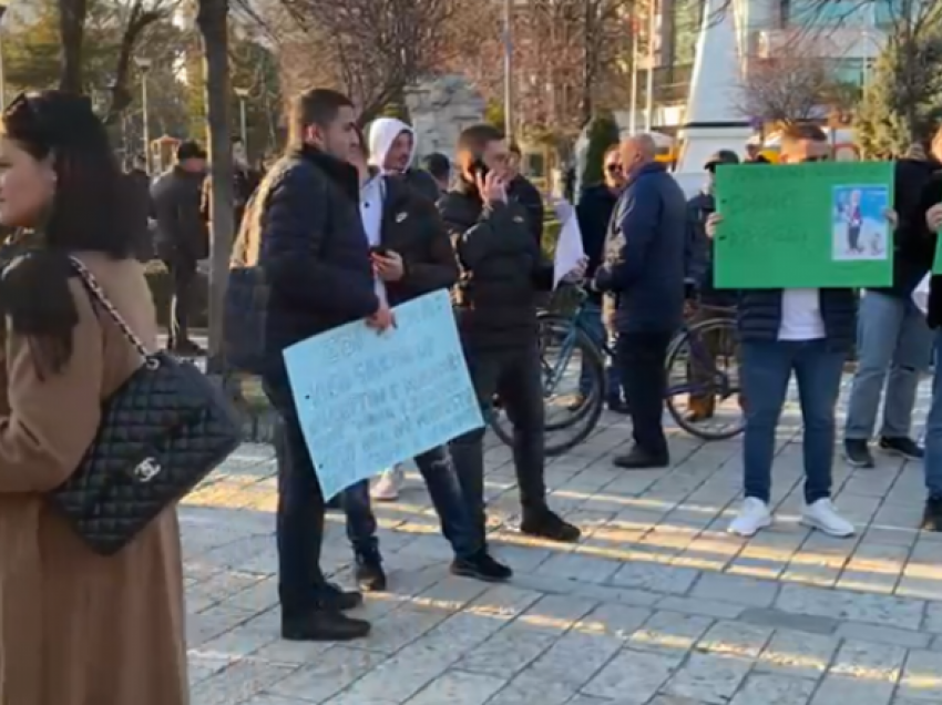 “Dilni këndoni me Malumën”/ Shkodra proteston, mesazhet ironike në pankartat e të rinjve