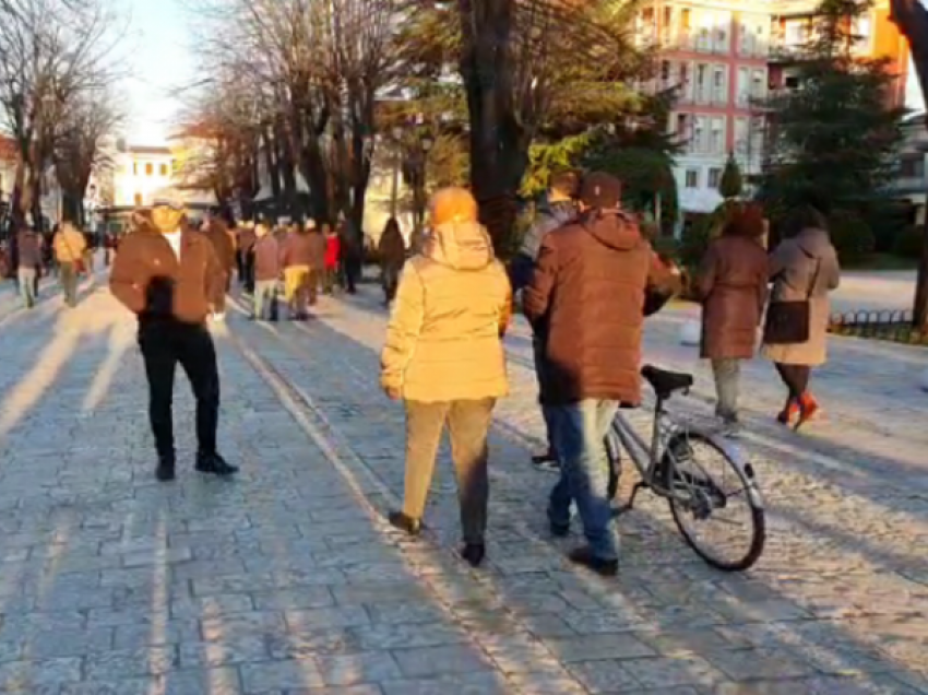 Devijon protesta në Shkodër! Vijnë punonjësit e bashkisë dhe anëtarë të “Shtëpisë së Lirisë”, qytetarët largohen