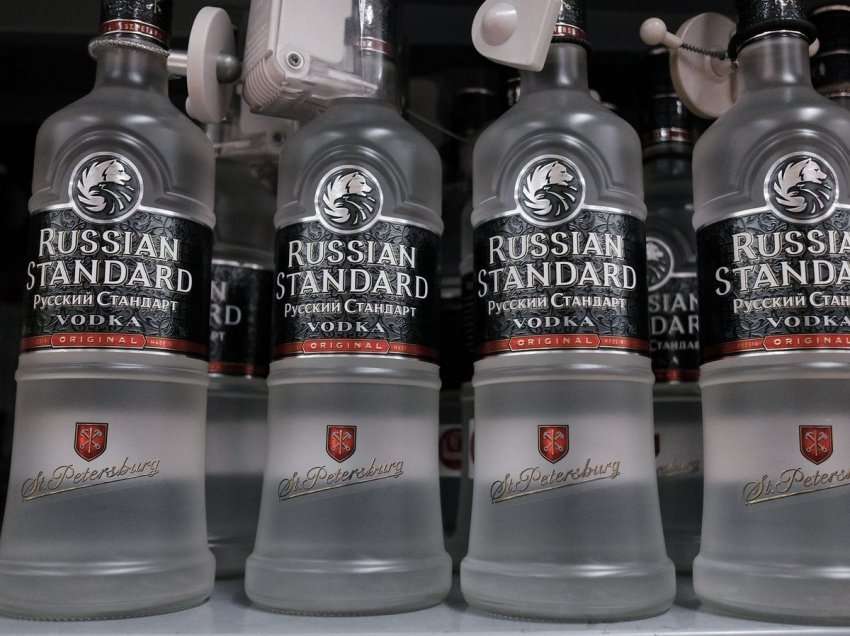 Vodka ruse goditet nga sanksionet e reja të Mbretërisë së Bashkuar