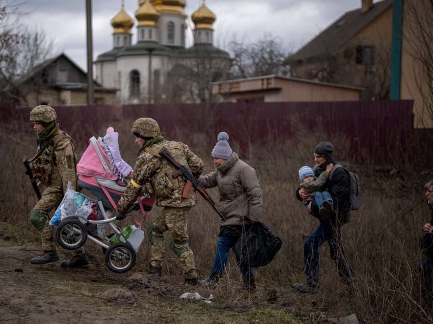 Ushtria ukrainase: Rusia ka sulmuar civilët gjatë evakuimit nga Mariupoli