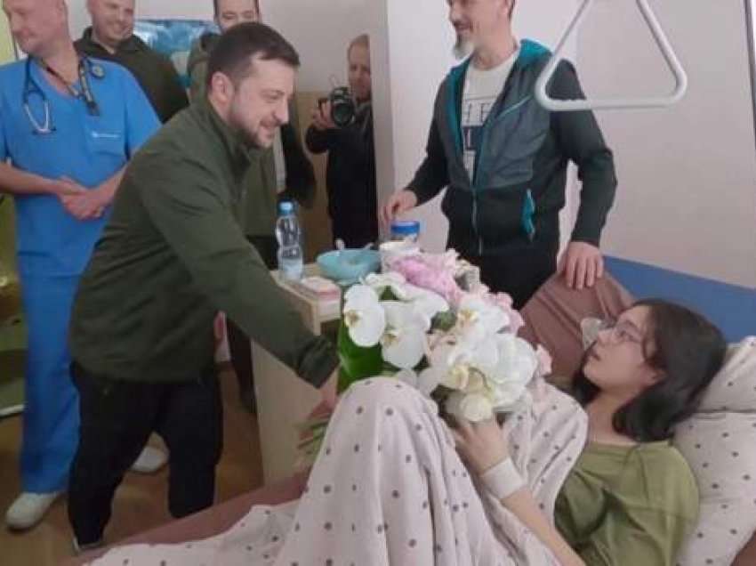 “Ju jeni një yll i TikTok”, Zelensky habitet nga 16 vjeҫarja në spital