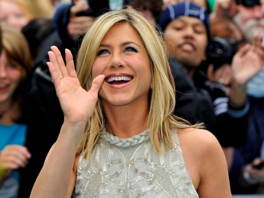 Jennifer Aniston kërkon të besojmë se ajo qëndron e re duke pirë