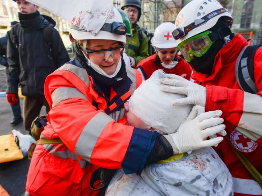 Mes plumbash dhe gjakut, vullnetarja ukrainase: Nuk kemi ku të fshihemi, shumë njerëz po vdesin nga lëndimet ne tru