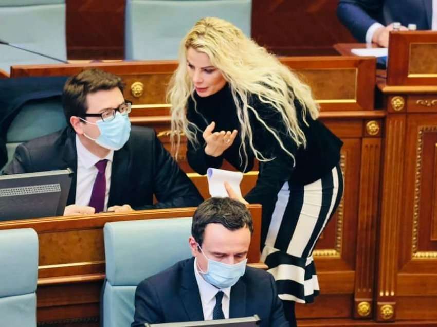 “Me qenë tamam myslimane s’mundet me dalë qashtu”, Duda Balje i kundërpërgjigjet deputetit të VV-së