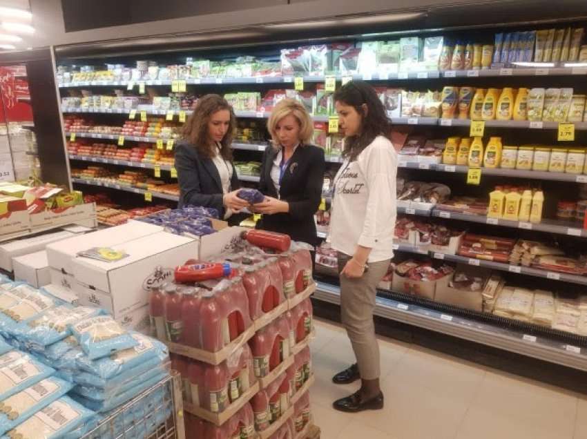 Inspektorati gjen mospërputhje të çmimeve rafte-arkë dhe mashtrim lidhur me zbritjet e reklamuara