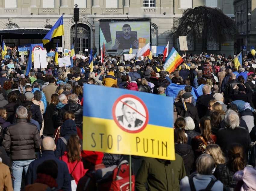 Ushtria ruse intervenon në protestë, sulmon qytetarët ukrainas