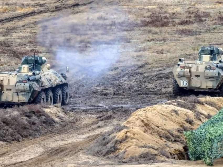 Pamje dramatike: Forcat ukrainase shpërthejnë një tank rus, ja si vrapojnë trupat e Putinit