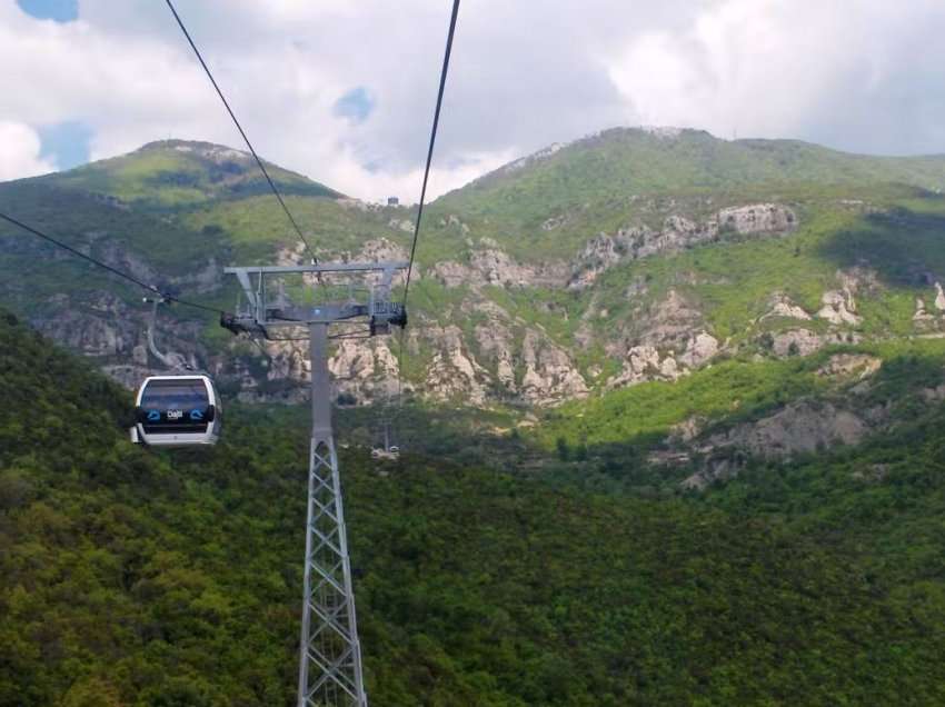   Dy alpinistë mbi humnerat e dajtit