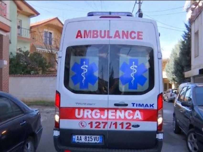 Babai qëllon me thikë djalin, dërgohet me urgjencë te Trauma