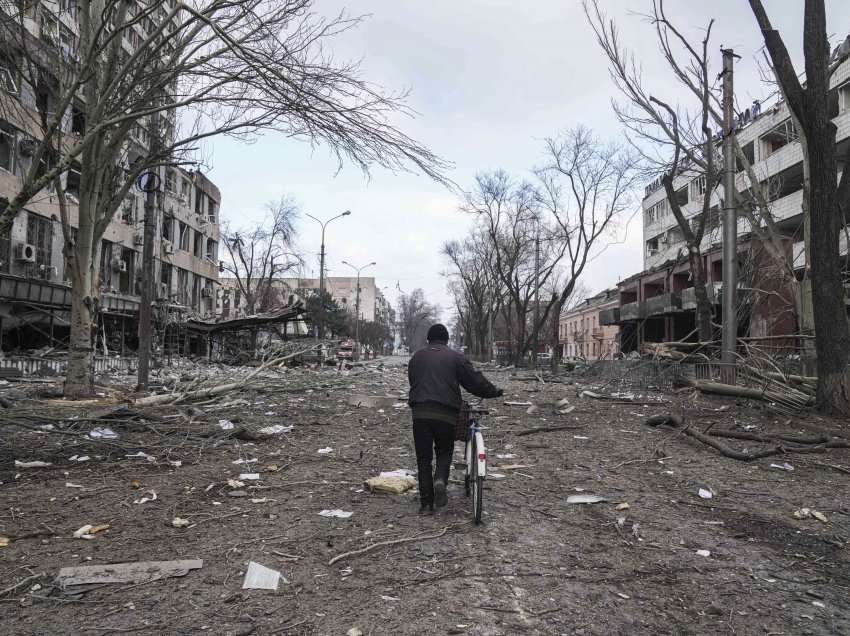 “Kam dëgjuar raketa”/ I mbijetuari nga bombardimet e Mariupolit, rrëfen historinë