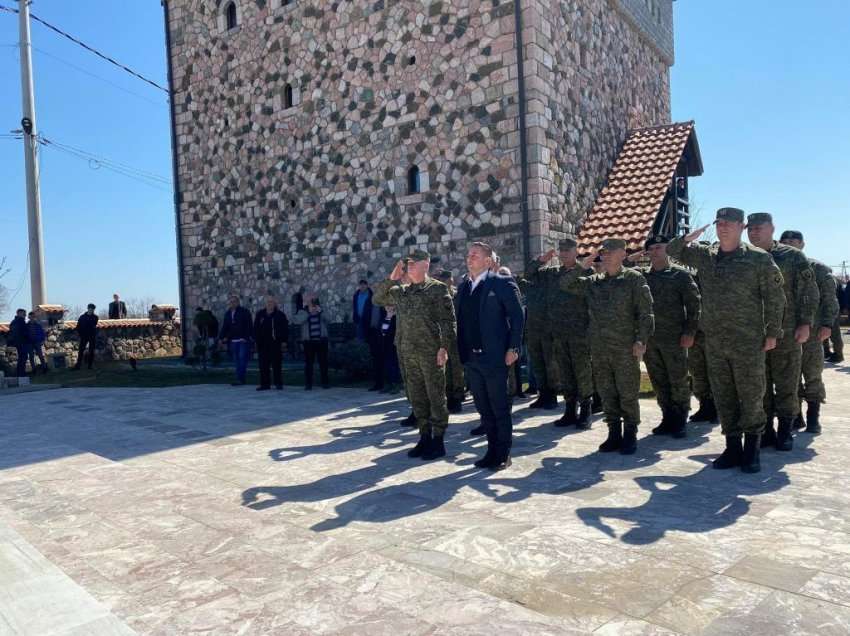 Ministri Mehaj bën homazhe tek Kompleksi Memorial i Dëshmorëve në Gllogjan