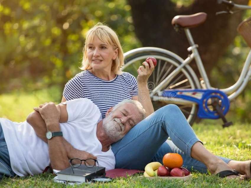 5 arsye pse ia vlen të ndani kujtimet e vjetra me partnerin tuaj