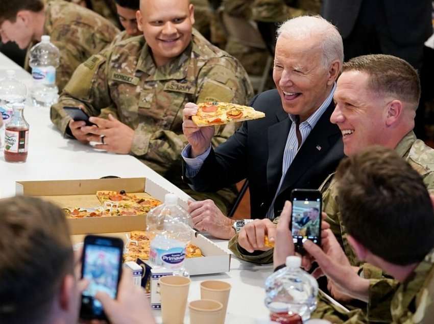 Biden ftohet për një picë nga ushtarët amerikanë në Poloni 