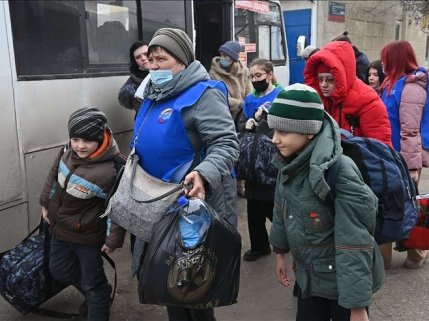 Forcat ruse po ndalojnë dhe mbajnë autobusët e evakuimit të civilëve