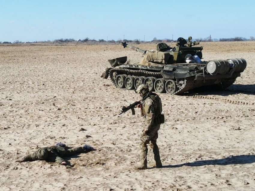 Turpi i fundit për Moskën/ Dorëzohet me flamur të bardhë ushtari rus para kundërshtarëve ukrainas  