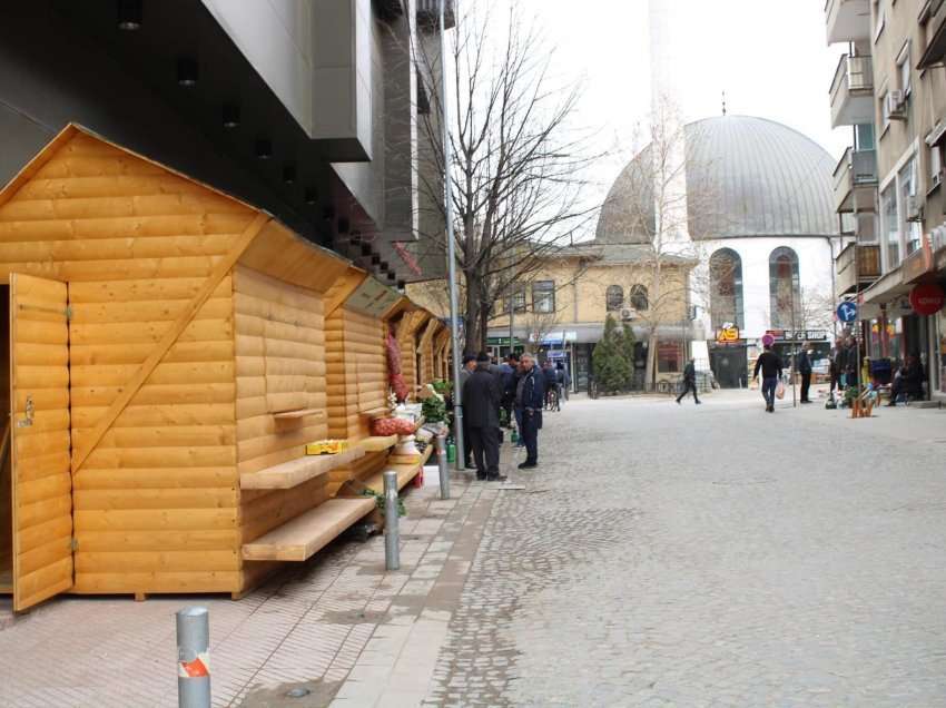 Kryetari Idrizi ka bërë ndarjen e kiosqeve nga druri, për prodhuesit vendor