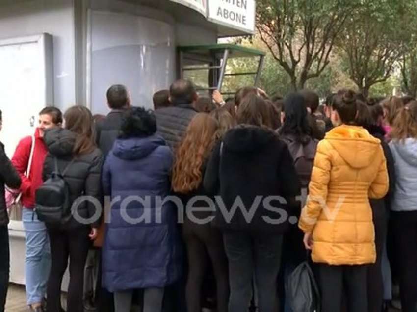 “Luftë” për një abone, studentët dhe qytetarët presin me orë të tëra për ta marrë