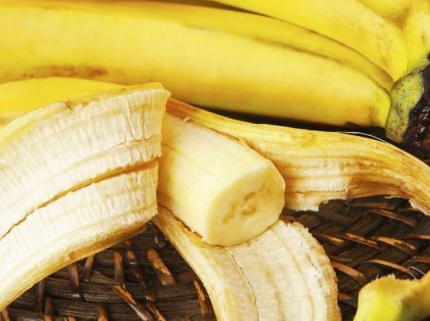 Lëvorja e bananes bën mrekulli për këmbët tuaja