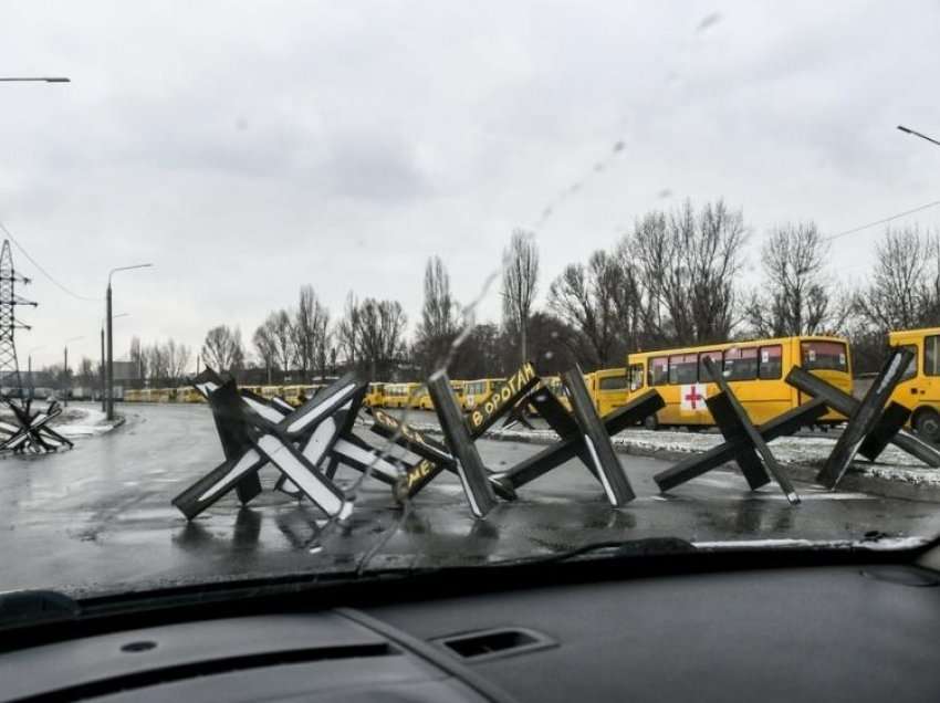 Autobusët shkojnë në Mariupol për të ndihmuar civilët