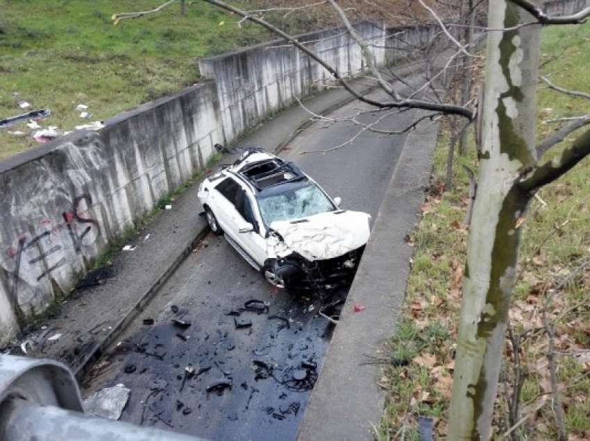 Aksident i rëndë në “Rrugën e Elbasanit”, vetura bëhet copash