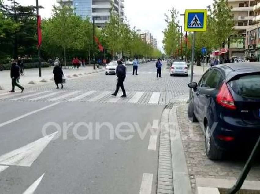 Media 'zgjon' polici e bashki në Vlorë, bllokojnë qarkullimin e mjeteve