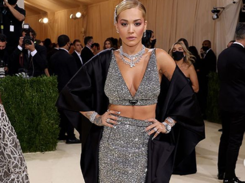 Mungoi në “Met Gala 2022”, Rita Ora kujton disa nga dukjet e saj ndër vite përmes imazheve në Instagram