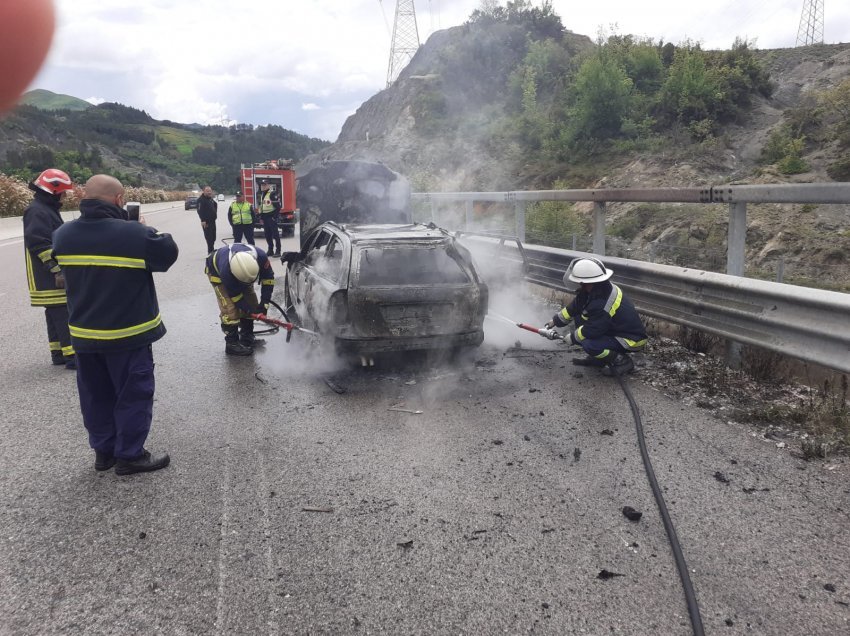 Makina përfshihet nga flakët në aksin Tiranë-Elbasan, nuk ka të lënduar