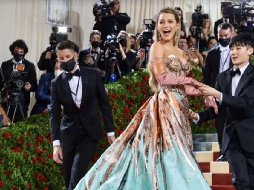 ​Blake Lively: Një fustan madhështor që u transformua në tapetin e kuq